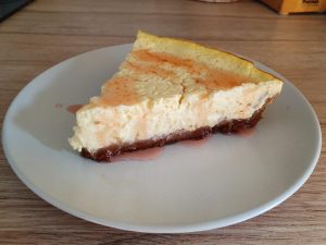 Part de cheesecake à la vanille et confiture de framboises