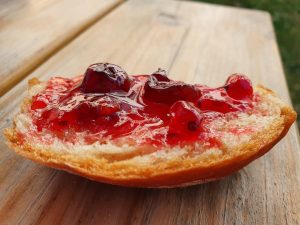 Tartine de confiture aux fruits rouges