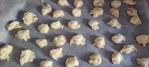 Crème glacée aux cookies et pépites de chocolat noir-façonnage