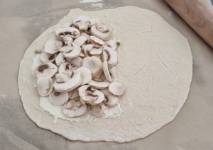 Calzone aux champignons de Paris - Façonnage 4