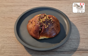 Choux au chocolat noir et aux noisette -caramélisées