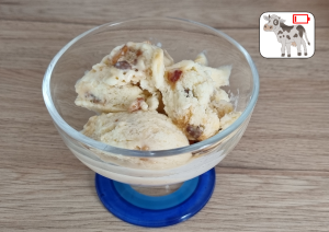 Glace à la vanille, aux pépites de chocolat noir et cacahuètes caramélisées