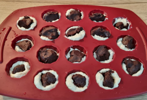 Bouchees Coco, coeur Chocolat noir et Fleur de Sel - façonnage 2