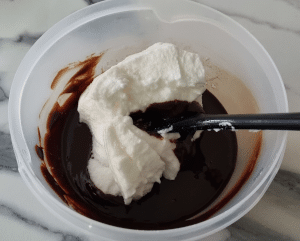 Mousse au Chocolat noir Stracciatella - façonnage 2