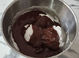 Mousse au Chocolat noir Stracciatella - façonnage 4