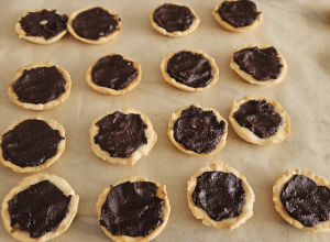 Tartelettes au Chocolat noir et éclats de Caramel - étape 18