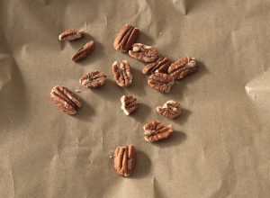 Glace au Yaourt Caramel et Noix de pecan - étape 1