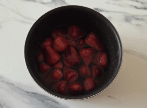 Esquimeau glacé au yaourt et aux fraises - étape 1